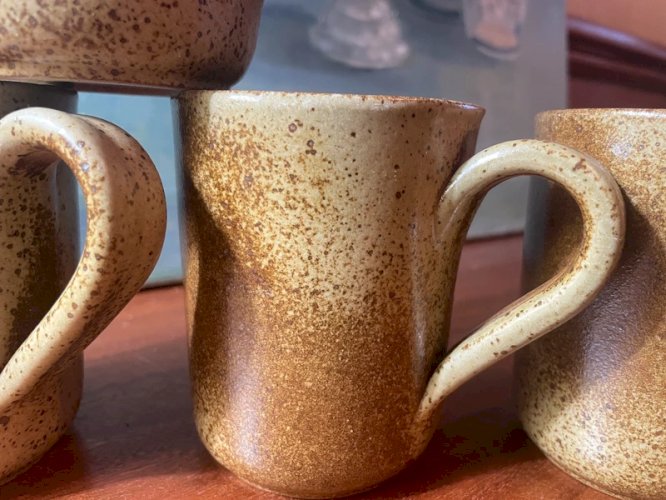 4 grands mugs en grès moucheté vintage