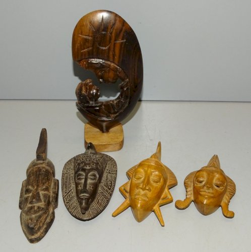 -4 MASQUES AFRICAINS BOIS MINIATURES + 1 VIERGE à L'ENFANT BOIS AFRIQUE   D
