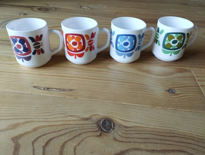 4 Mugs Mobil arcopal vintage