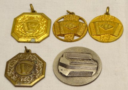 -4 PENDENTIFS et UNE MEDAILLE décor ACCORDEON COLLECTION MUSIQUE VITRINE     D