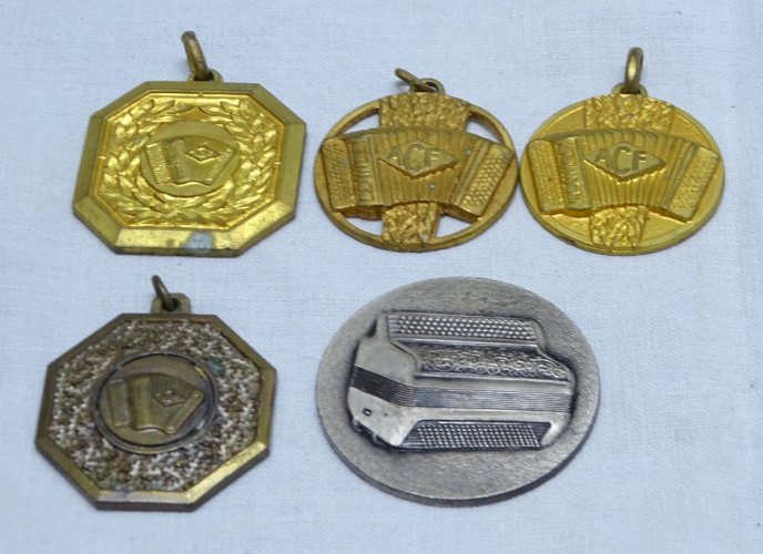 -4 PENDENTIFS et UNE MEDAILLE décor ACCORDEON COLLECTION MUSIQUE VITRINE     D