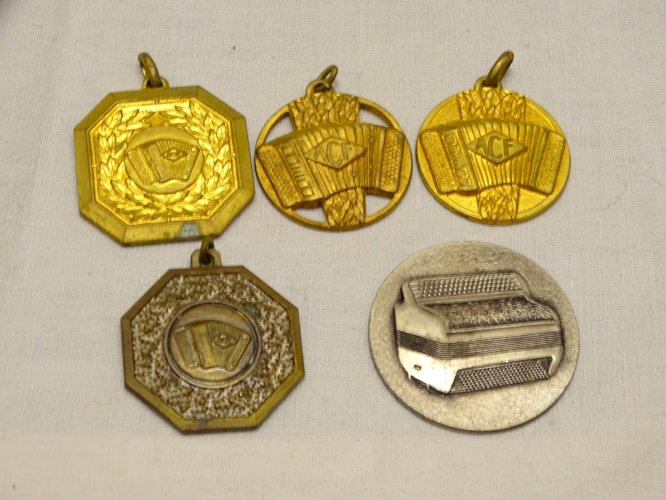 -4 PENDENTIFS et UNE MEDAILLE décor ACCORDEON COLLECTION MUSIQUE VITRINE     D