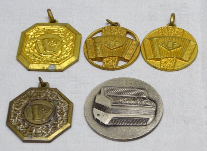 -4 PENDENTIFS et UNE MEDAILLE décor ACCORDEON COLLECTION MUSIQUE VITRINE     D