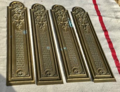 4 brass clean plates in Louis XVI style. Good condition.
