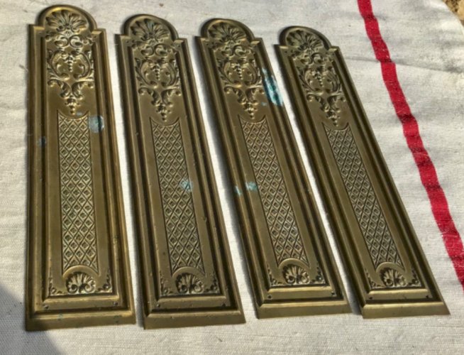 4 plaques de propreté en laiton style Louis XVI . Bel état