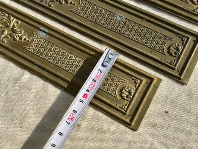 4 plaques de propreté en laiton style Louis XVI . Bel état