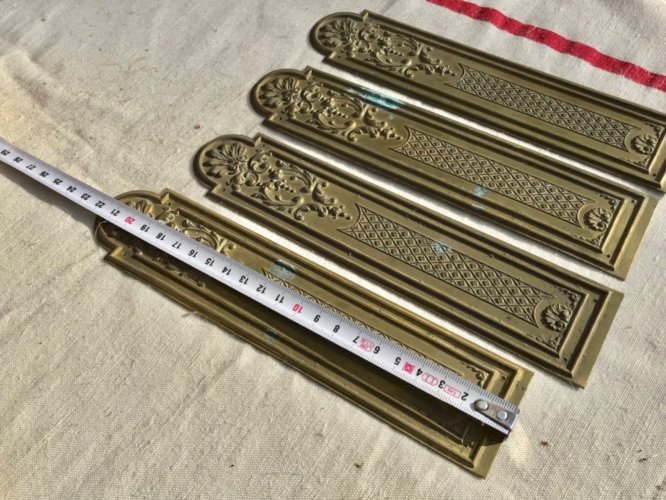 4 plaques de propreté en laiton style Louis XVI . Bel état