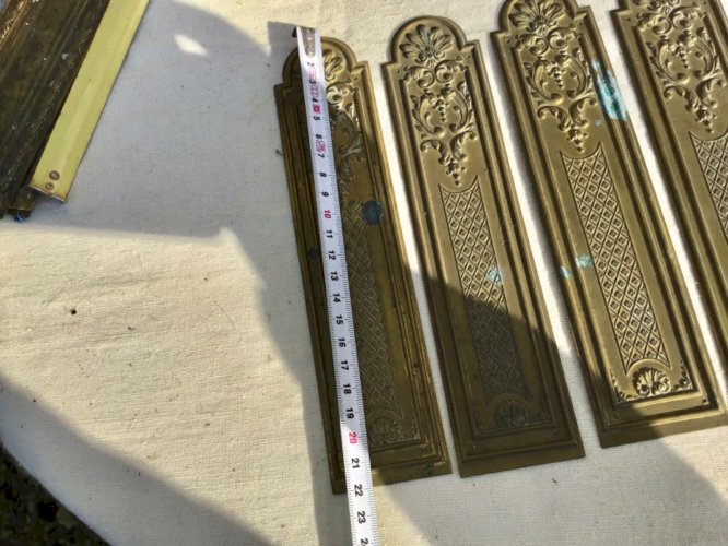 4 plaques de propreté en laiton style Louis XVI . Bel état