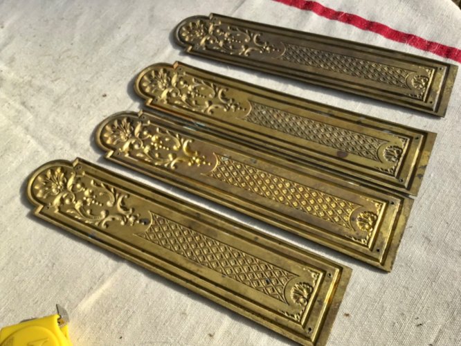 4 plaques de propreté en laiton style Louis XVI . Bel état
