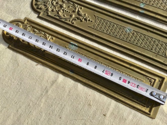 4 plaques de propreté en laiton style Louis XVI . Bel état