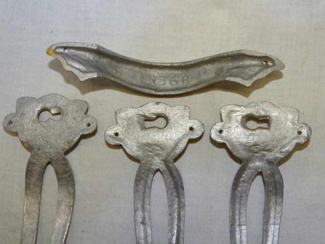 -4 POIGNEES de MEUBLES ANNEES 40/50 en ALU déco MEUBLE ANCIEN   D
