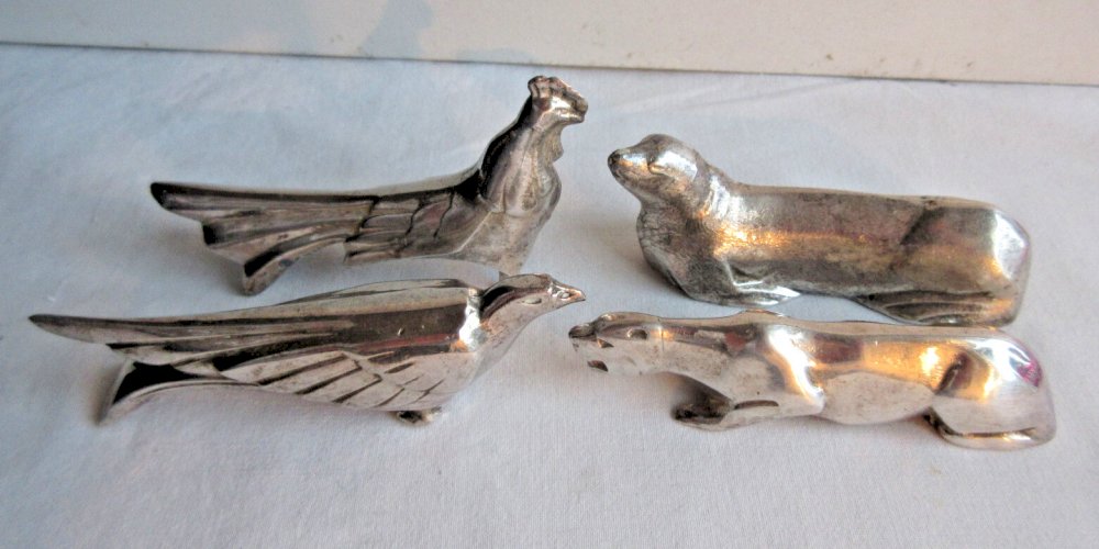 4 porte-couteaux Art Déco métal argenté: coq, faisan, lionne, otarie