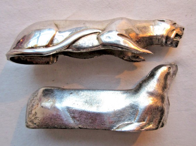 4 porte-couteaux Art Déco métal argenté: coq, faisan, lionne, otarie