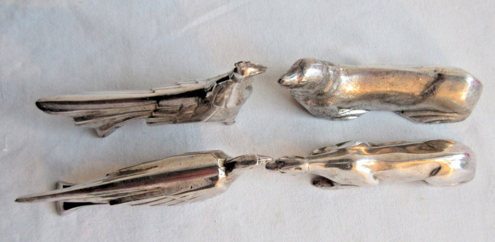 4 porte-couteaux Art Déco métal argenté: coq, faisan, lionne, otarie
