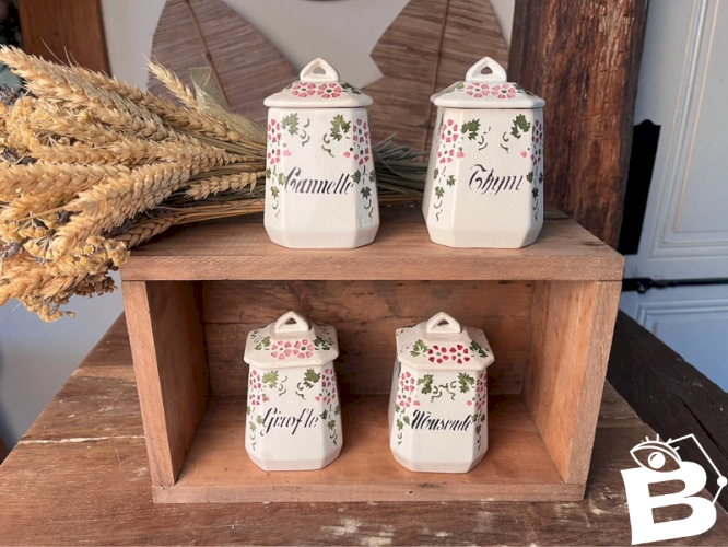 4 pots à épices en faïence ancienne