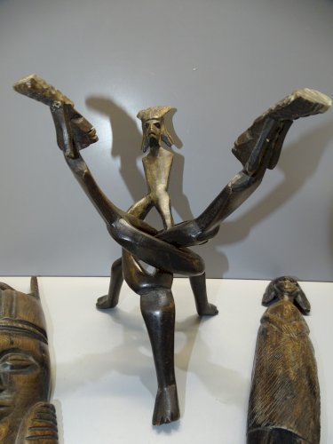 -4 SUJETS BOIS AFRICAINS MASQUES & STATUETTES 1 SUPPORT 3 PERSONNAGES 1 TAPIS  D
