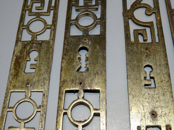 -4 SUPERBES FERRURES DE MEUBLE FER FORGE XVIIIe ENTREES de SERRURES BUFFET    D