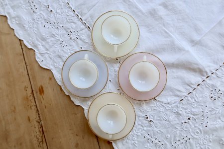 4 vintage Arcopal Arlequin coffee cups - 1960s - Pastel with gold trim