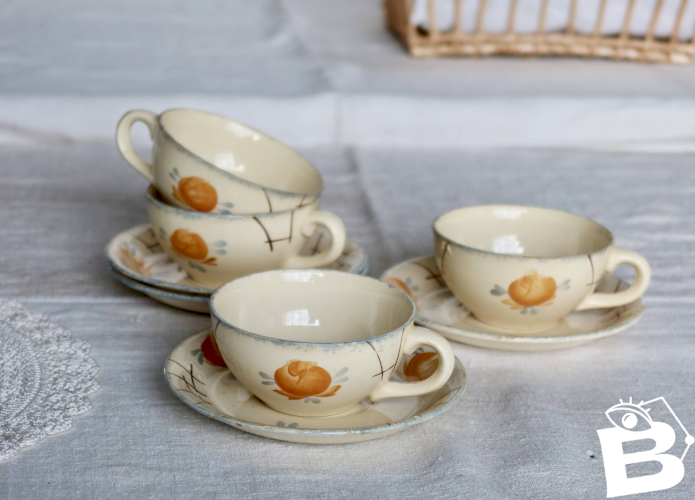 4 tasses à café vintage faïence ivoire et sous-tasses - Motif fleuri