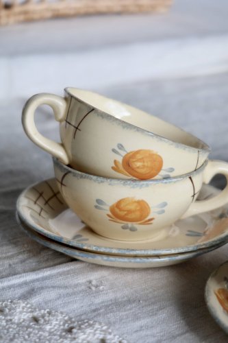 4 tasses à café vintage faïence ivoire et sous-tasses - Motif fleuri