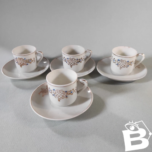4 tasses tasses à café de dînette ancienne en porcelaine