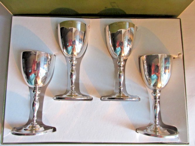 4 verres à liqueur sur pied en beau métal argenté, signés Christofle France