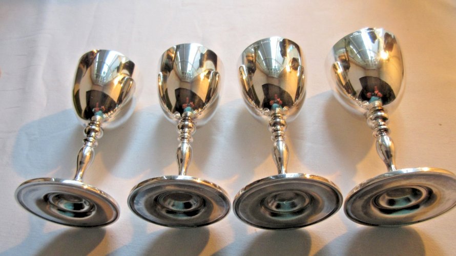 4 verres à liqueur sur pied en beau métal argenté, signés Christofle France