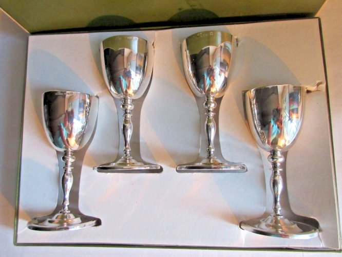 4 verres à liqueur sur pied en beau métal argenté, signés Christofle France