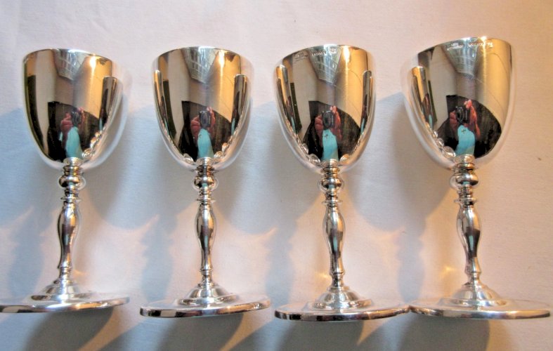 4 verres à liqueur sur pied en beau métal argenté, signés Christofle France