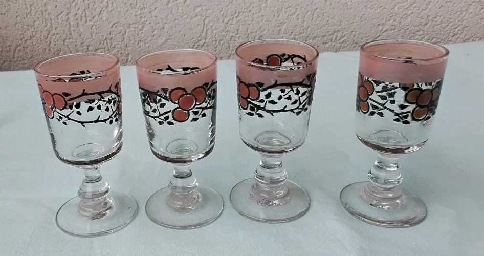 4 verres à liqueur