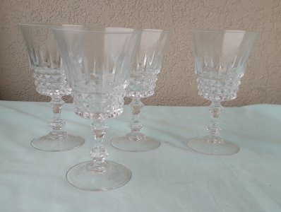 4 crystal wine glasses