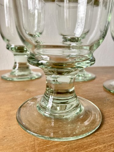 4 verres sur pied en verre soufflé artisanal de teinte verte