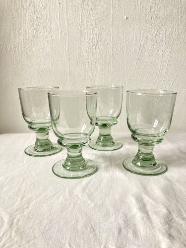 4 verres sur pied en verre soufflé artisanal de teinte verte