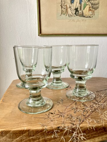 4 verres sur pied en verre soufflé artisanal de teinte verte