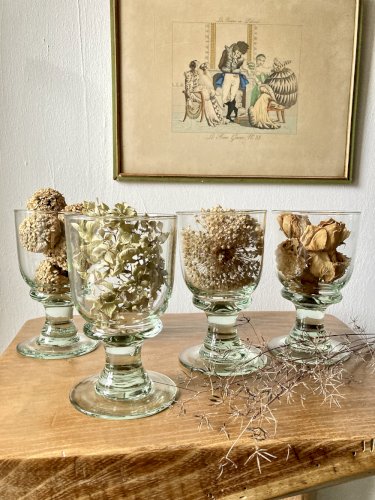 4 verres sur pied en verre soufflé artisanal de teinte verte