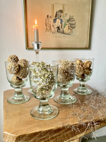 4 verres sur pied en verre soufflé artisanal de teinte verte