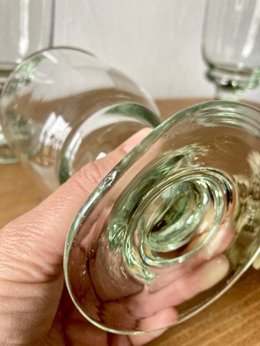 4 verres sur pied en verre soufflé artisanal de teinte verte