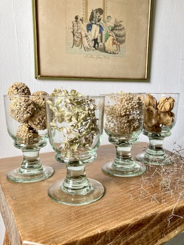 4 verres sur pied en verre soufflé artisanal de teinte verte