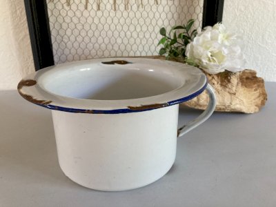 425 ⚜️ Ancien Pot de Chambre Enfant en Tôle Émaillée Blanc, Liseré Bleu Vintage