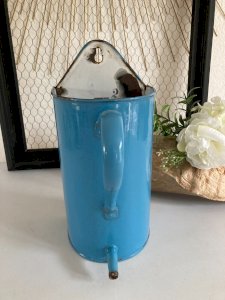 425⚜️ Vintage Enamelled Tin Douching Pot