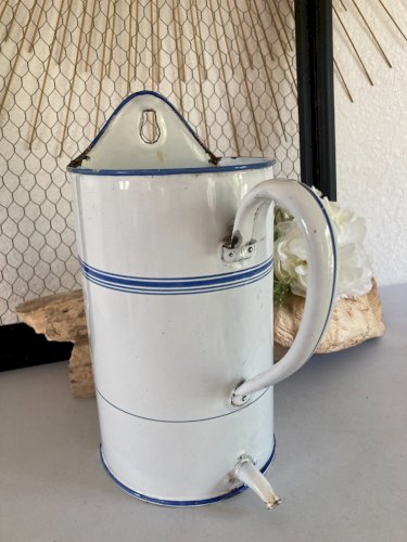 425⚜️ Décoration Ancien Broc Pot De Lavement en Tôle Émaillée Vintage