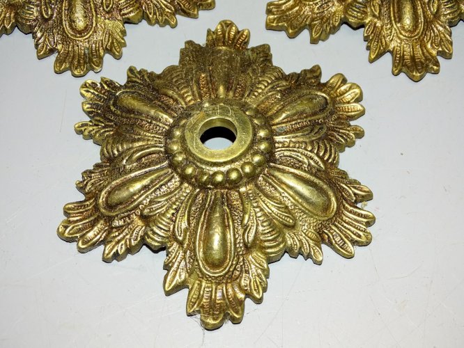 -5 ANCIENNES ROSACES PLAFONNIERS de PLAFOND BRONZE pour LUSTRE ou AUTRE   D