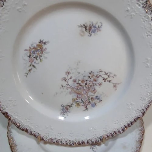 5 assiettes anciennes, Creil et Montereau, XIXe siècle – décor floral en relief, doré