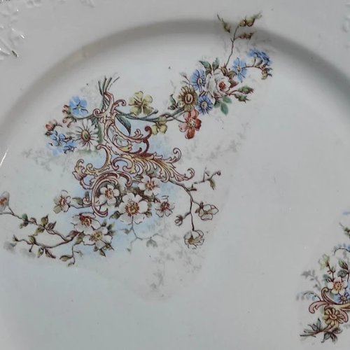 5 assiettes anciennes, Creil et Montereau, XIXe siècle – décor floral en relief, doré
