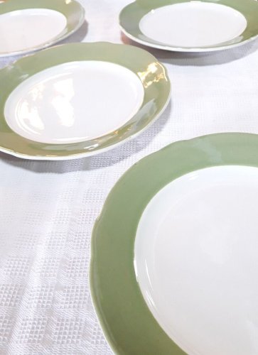 5 assiettes chantournées semi-creuses vertes et blanches
