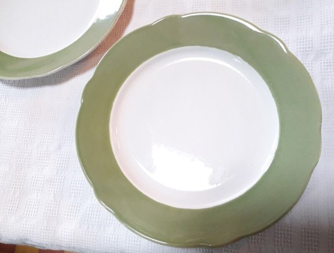 5 assiettes chantournées semi-creuses vertes et blanches
