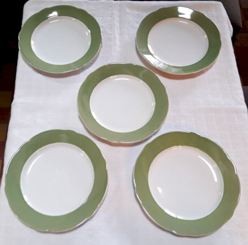 5 assiettes chantournées semi-creuses vertes et blanches