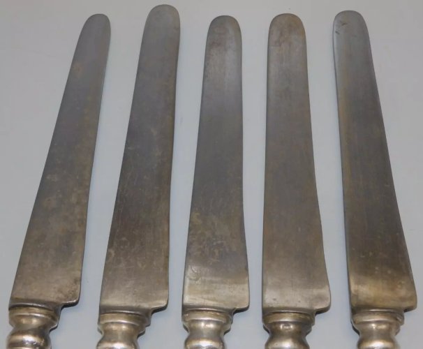 -5 COUTEAUX MANCHES METAL ARGENTE Monogrammés D.M.? ART DE LA TABLE   D