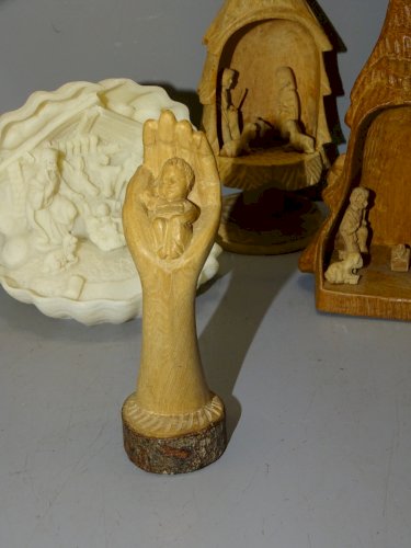 -5 CRECHES MINIATURES DIFFERENTES MATIERES & ORIGINES + 1 MAIN AVEC JESUS    D