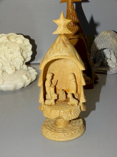 -5 CRECHES MINIATURES DIFFERENTES MATIERES & ORIGINES + 1 MAIN AVEC JESUS    D